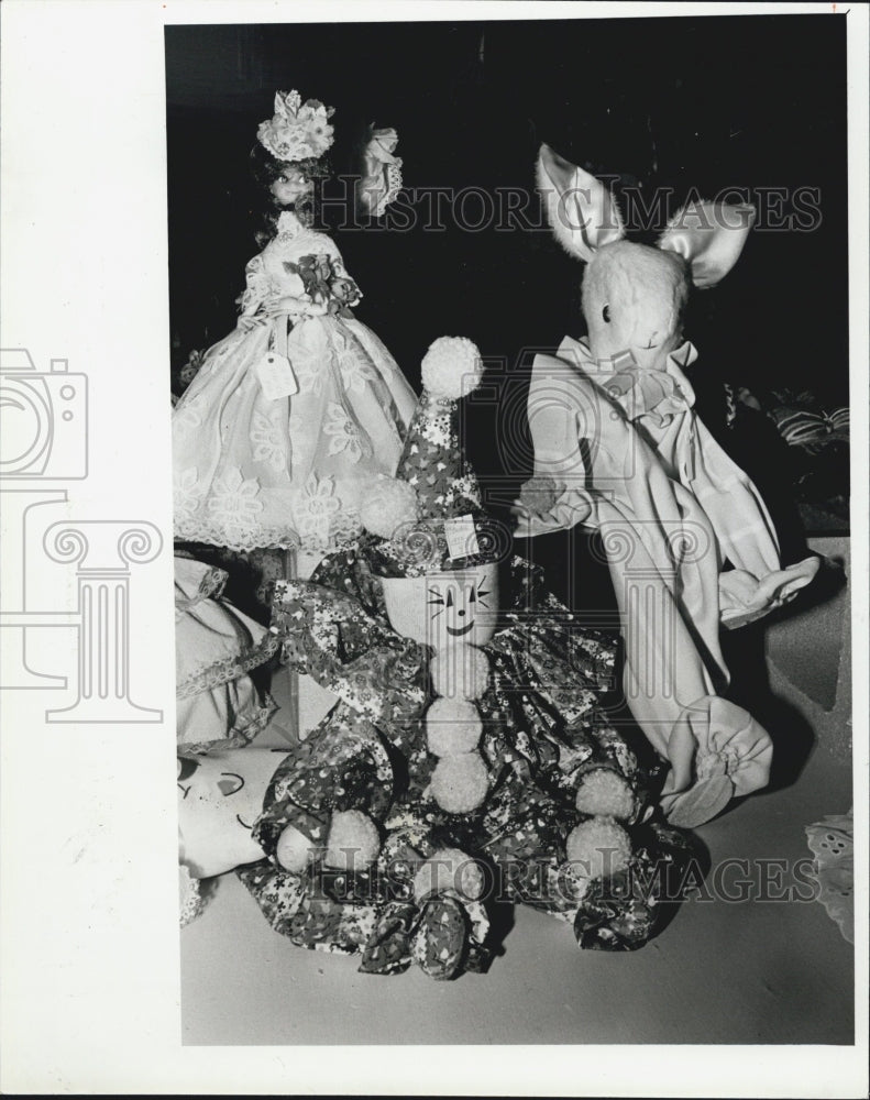 1981 Press Photo Crafts on sale at Senior Citizens Art & Craft Center Gift shop - Historic Images