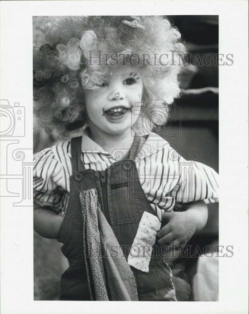 1988 Press Photo Anastasia Fillman parades as clown at Unicorn University Fest - Historic Images