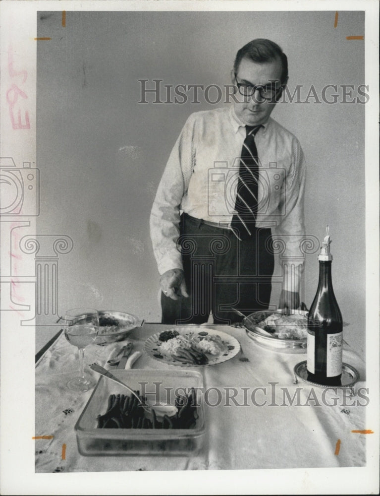 1972 Bill Knight kitchen basting chicken cream sauce - Historic Images