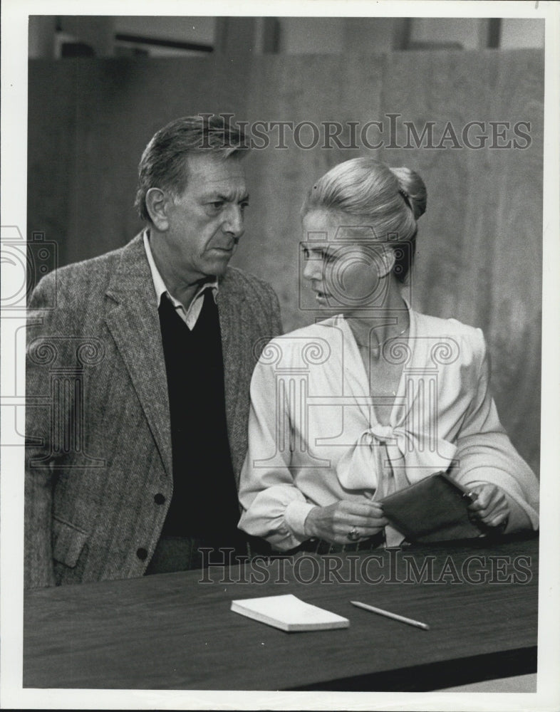 1981 Press Photo Actor Jack Klugman and Actress Sharon Acker - Historic Images