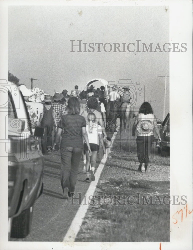 1975 Press Photo 73 persons walk trip journey St. Petersburg ancestor - Historic Images