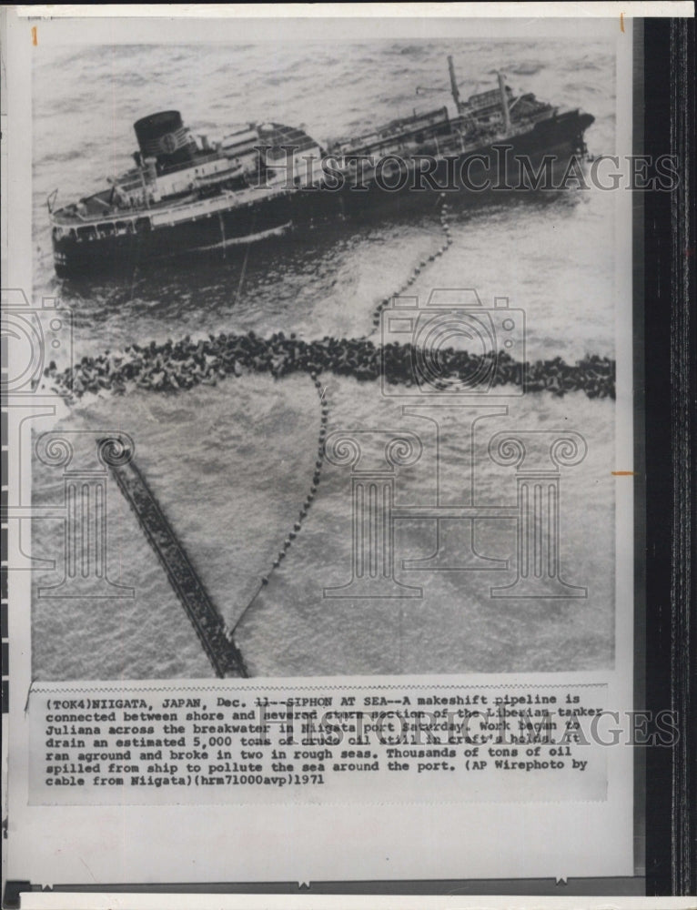 1971 oil spill makeshift pipeline Liberian tanker Juliana coast - Historic Images