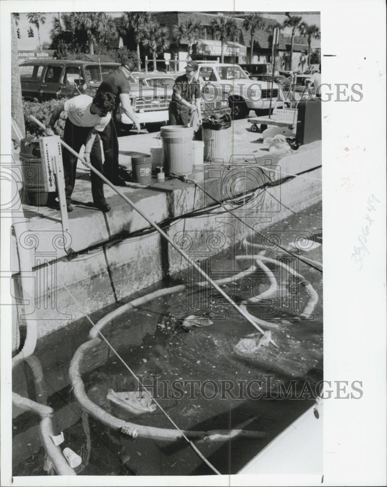 1991 Press Photo Coast Guard Working to Clean Up Fuel Spill - Historic Images