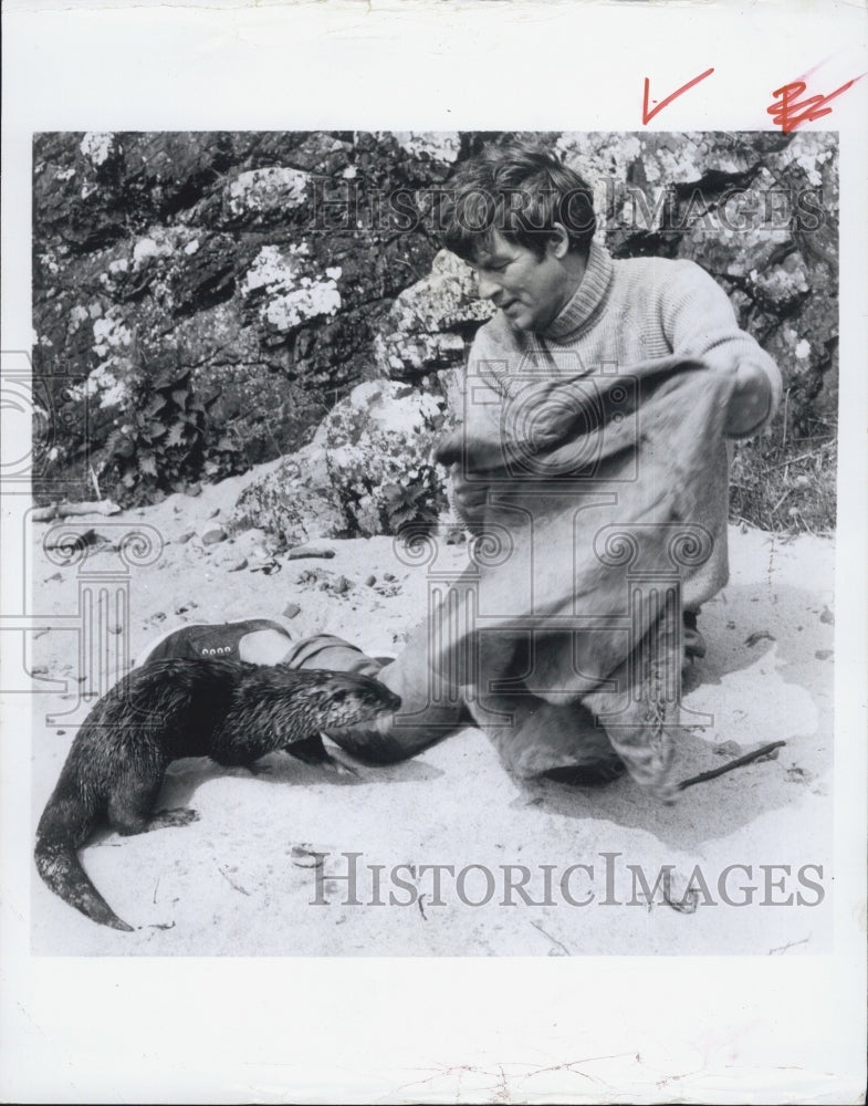 1969 Press Photo Graham Bierrill Mijbil otter Ring of Bright Water - Historic Images