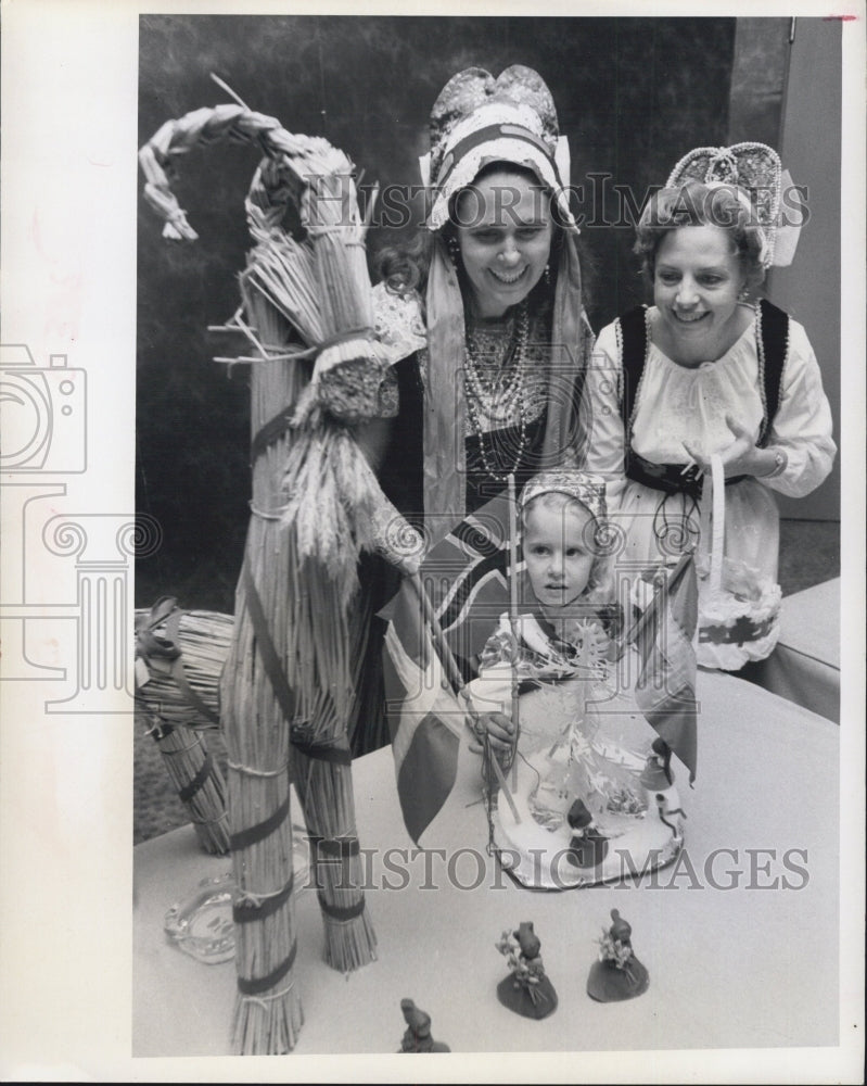 1971 Press Photo Lady of the Lights Festival Scandinavian Christmas Opera Guild - Historic Images