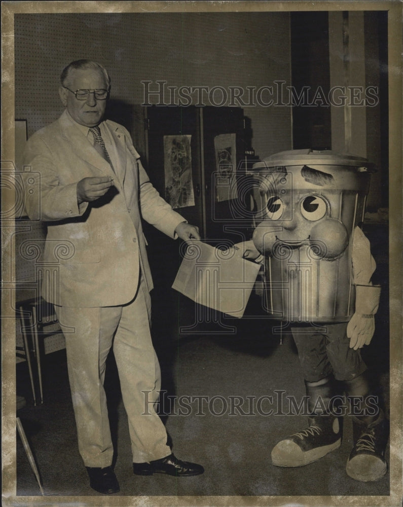 1973 Sanitation Administrator Charles Kaniss friend Mr. Sparkle - Historic Images