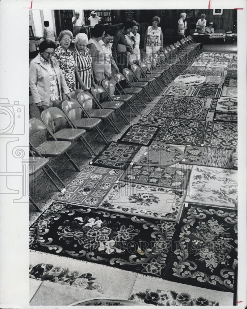 1976 dozens rugs display Silver Lake Mobile Resort - Historic Images