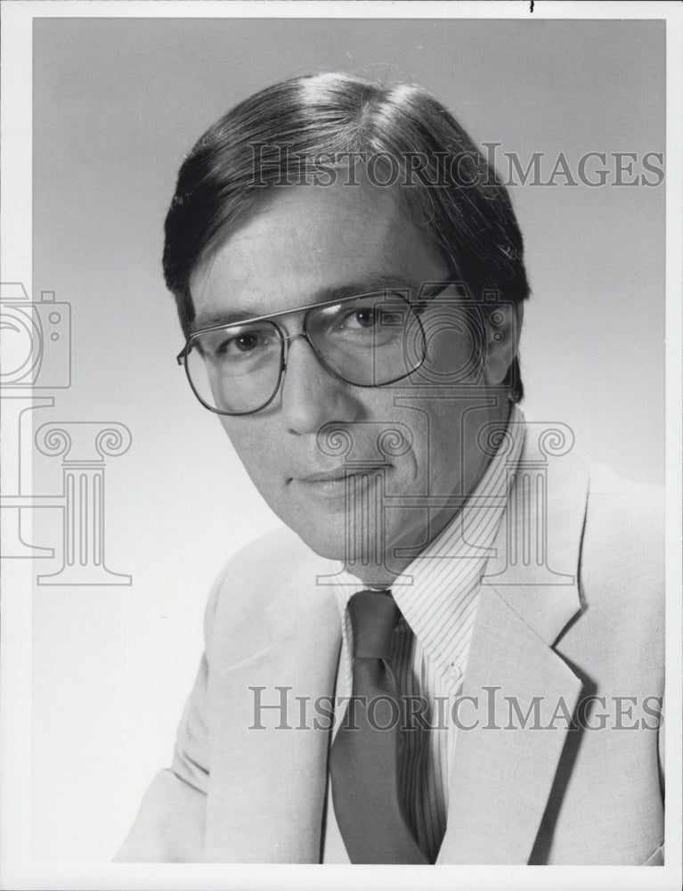 1983 Press Photo NBC Monitor Lloyd Dobyns - Historic Images