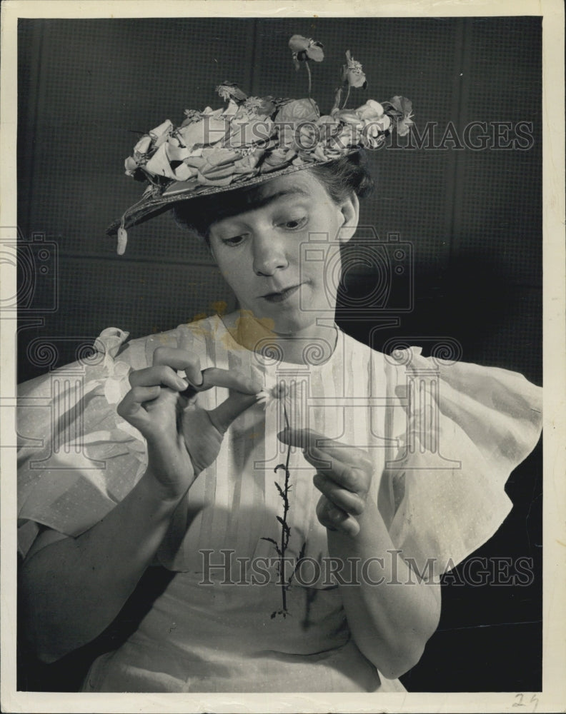 1958 Press Photo Comedian Minnie Pearl Picking Flower Petals - RSG57517 - Historic Images