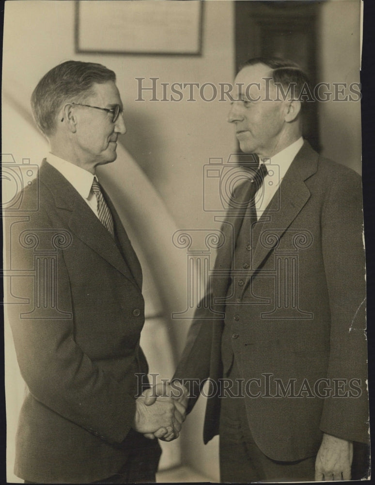 Press Photo William Pearce William Hall Shaking Hands - Historic Images