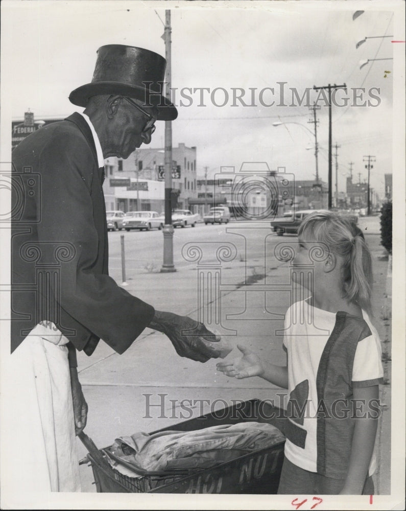 1965 Elder Elijah Moore Street Vendor Sells Peanuts to Patricia Dell - Historic Images