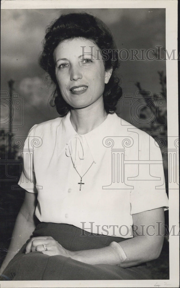 1947 Press Photo Mrs. Morrison Pearce Portrait Wearing Cross Necklace - Historic Images