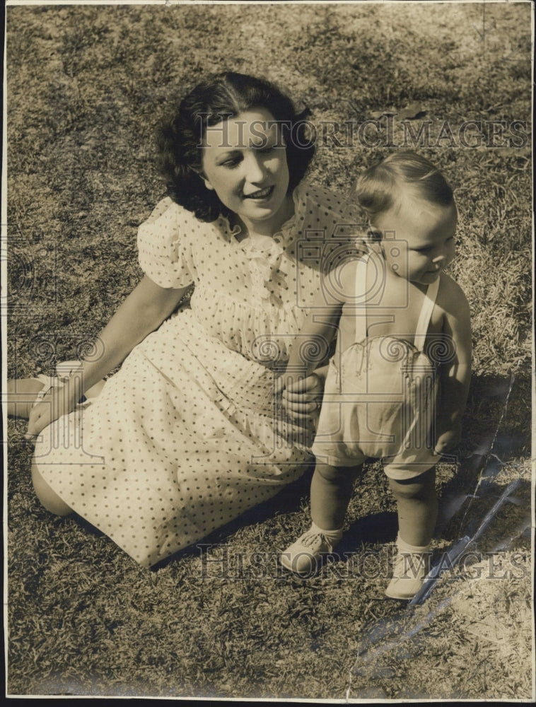 Press Photo Mrs Morrison Pearce and son Denning sitting on grass outside - Historic Images