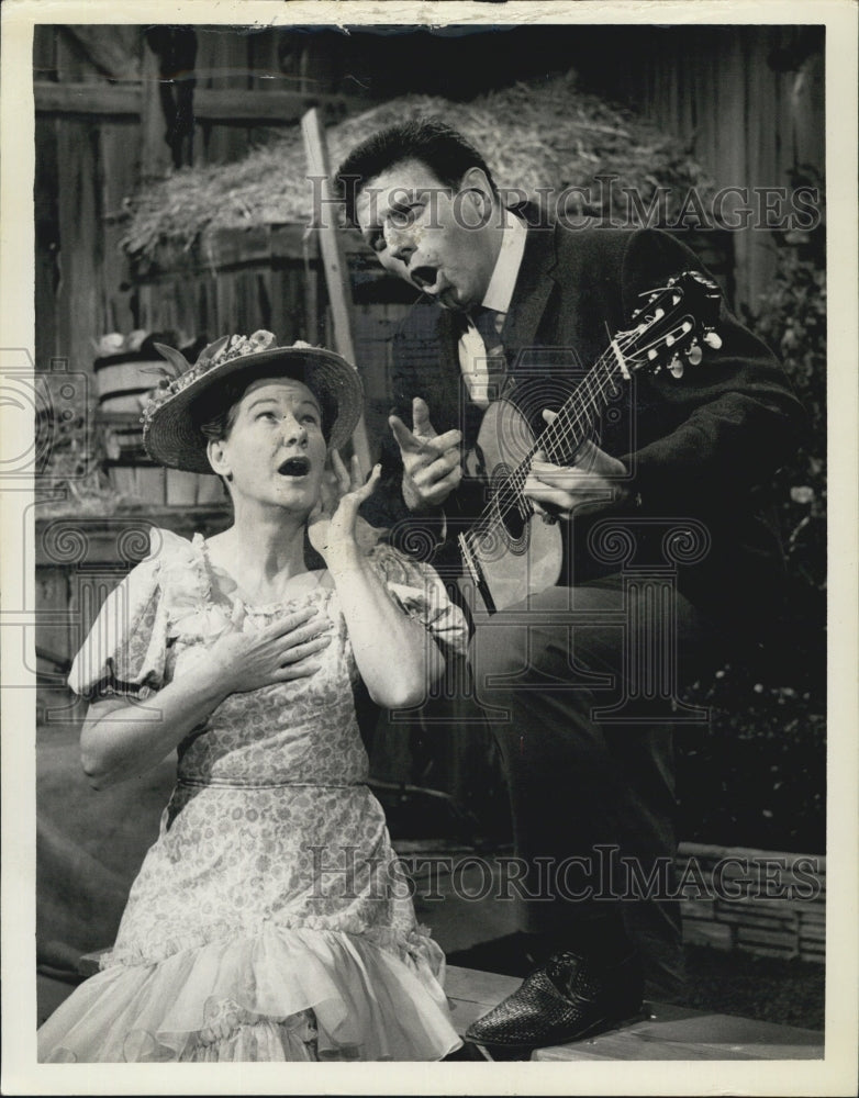 Press Photo Singer Minnie Pearl and gentleman playing Guitar - Historic Images