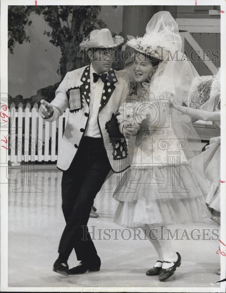 Press Photo Minnie pearl singer Dancing with gentleman - Historic Images