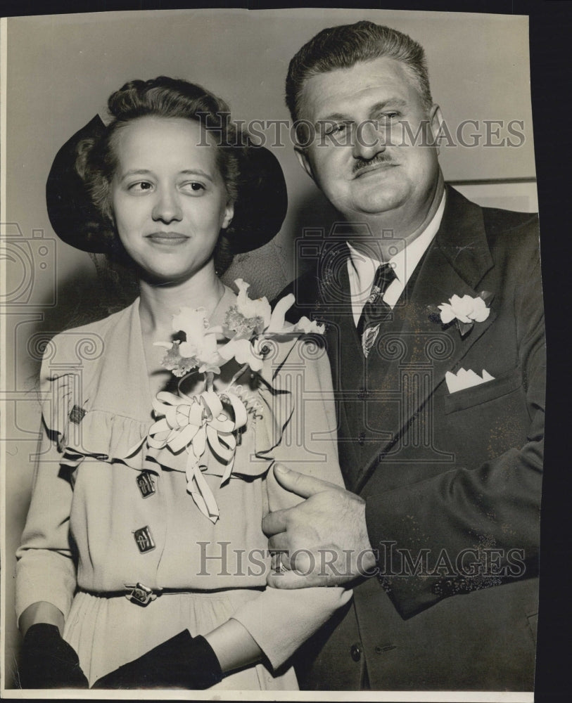 Press Photo Mr & Mrs Charlie Roberts, Newlyweds - Historic Images