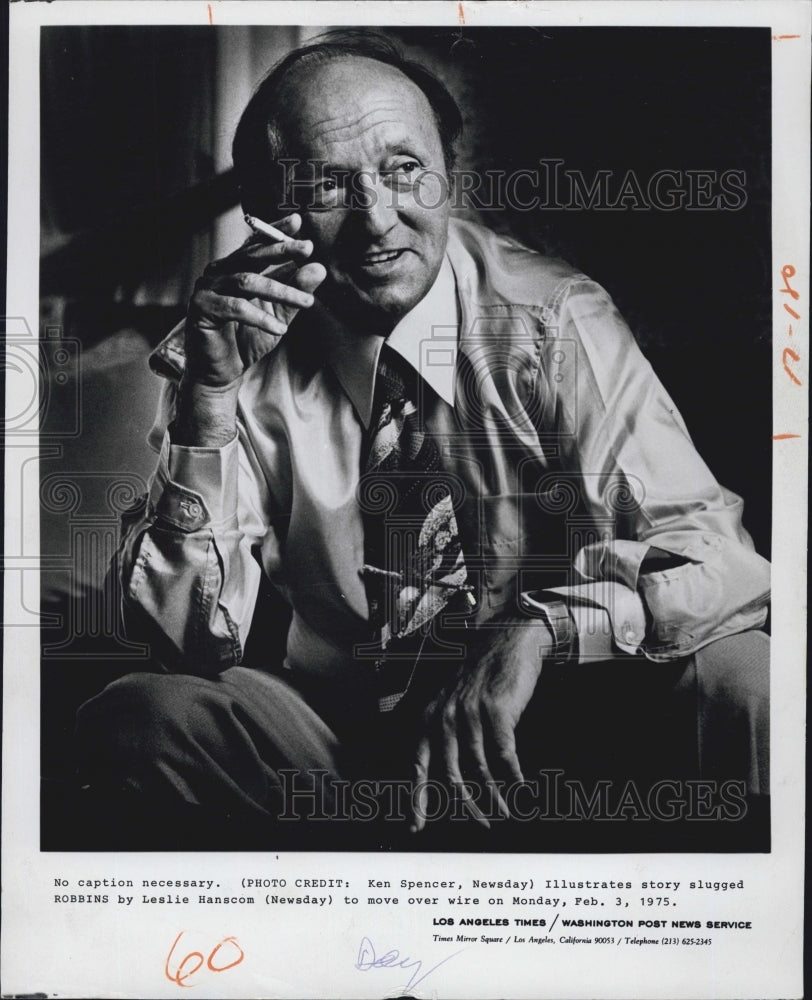 1975 Press Photo Author Harold Robins smoking a cigarette - Historic Images