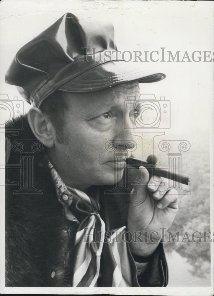 1970 Press Photo Author Harold Robbins Best-seller smoking cigar - Historic Images