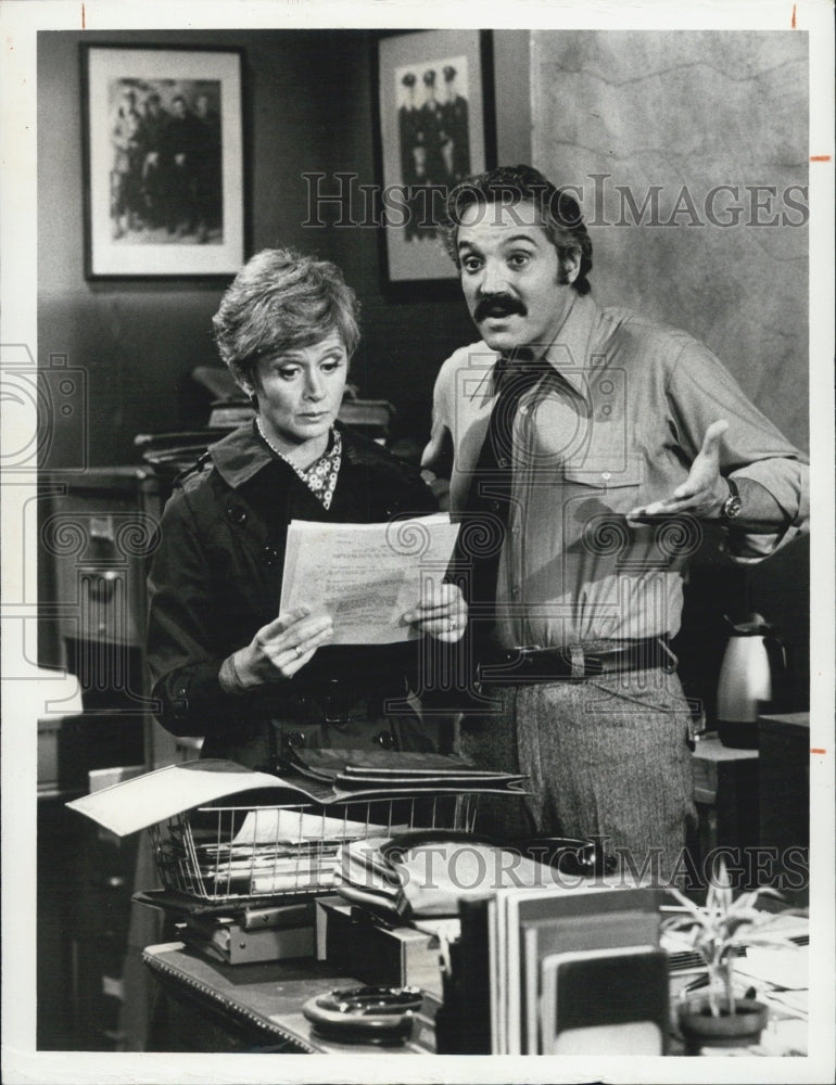 1976 Press Photo Hal Linden &amp; Barbara Barrie on set of Barney Miller - RSG58039 - Historic Images