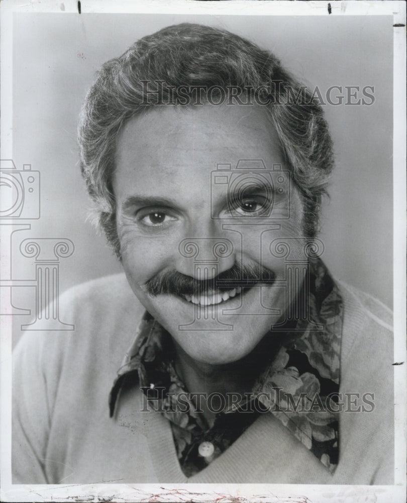 1978 Press Photo Actor Hal Linden "Barney Miller" Animals Hollywood ABC TV Star - Historic Images