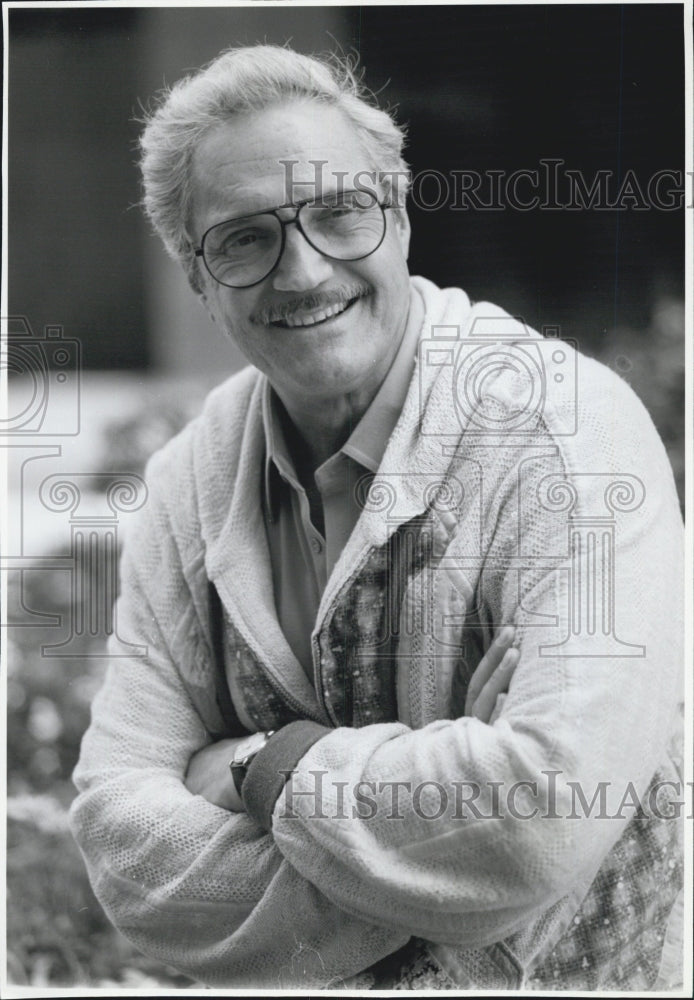 1992 Press Photo Actor Hal Linden "Barney Miller" Animals Hollywood ABC TV Star - Historic Images