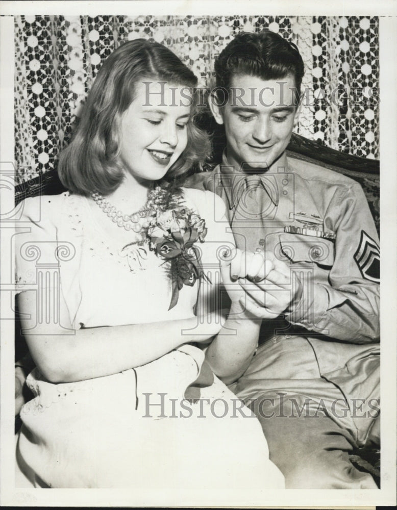 1945 US SGT. Jake Lindsey & Beverley Hargreaves - Historic Images