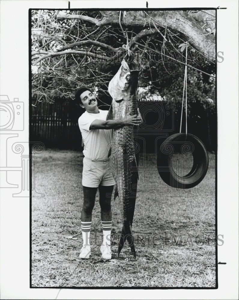 1984 Press Photo Julio Lima & his 167 pound fish - Historic Images