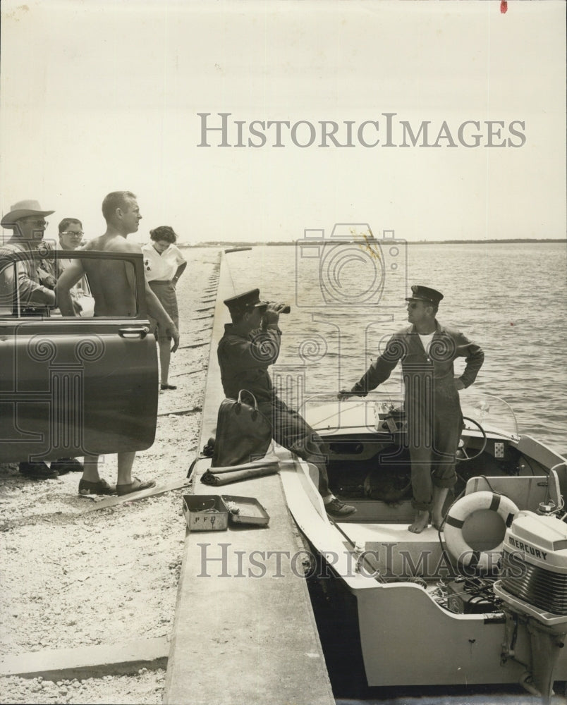 1960 Press Photo Florida Body Search Bill Lilly & Robert Hunt Boating Accident - Historic Images