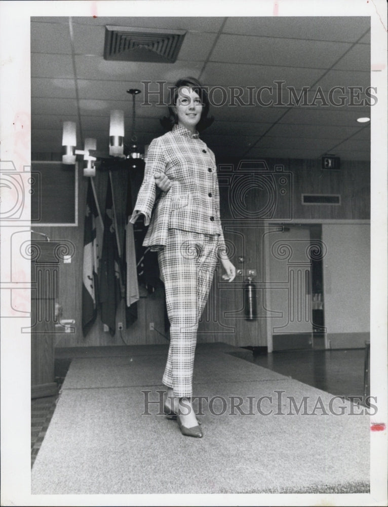 1967 Press Photo Model Barbara Lightfoot in red, white, blue outfit - RSG58245 - Historic Images