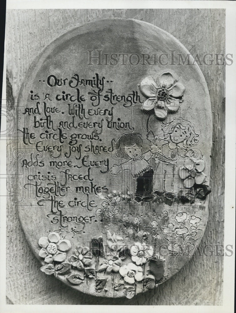 1979 Press Photo Clay plaque by Debbie Knippen - Historic Images