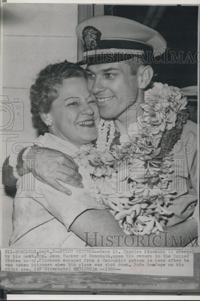 1964 Press Photo Navy Lt Charles Klusmann Mrs Jean Tucker - RSG58339 - Historic Images