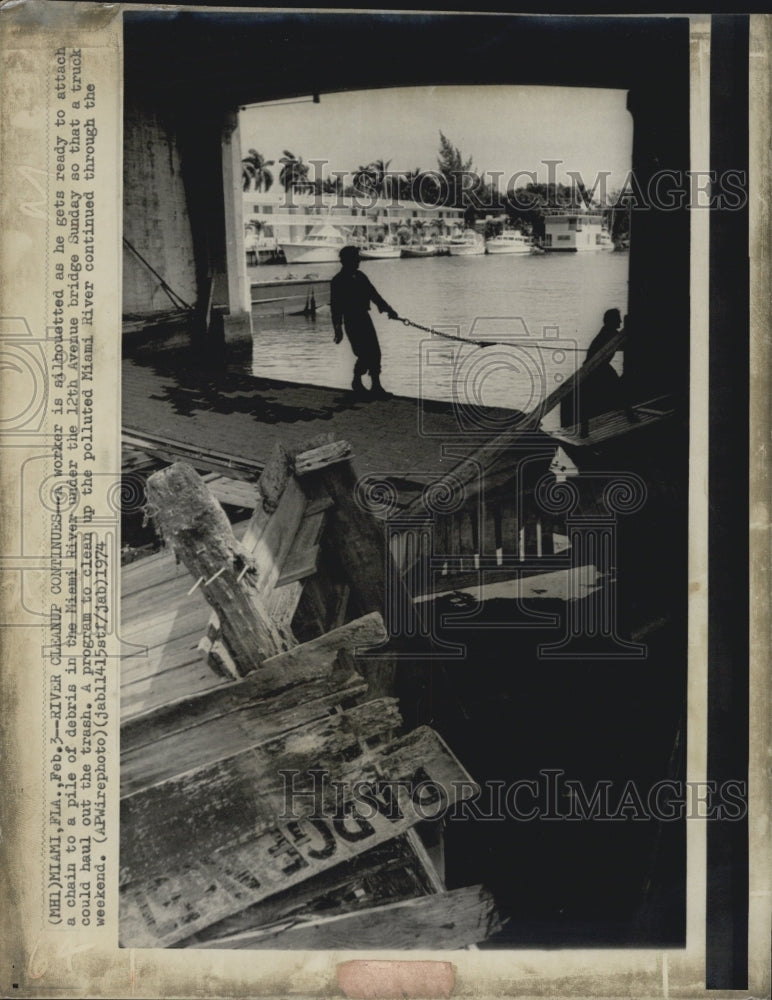 1974 Volunteer helping to clean up Miami River - Historic Images