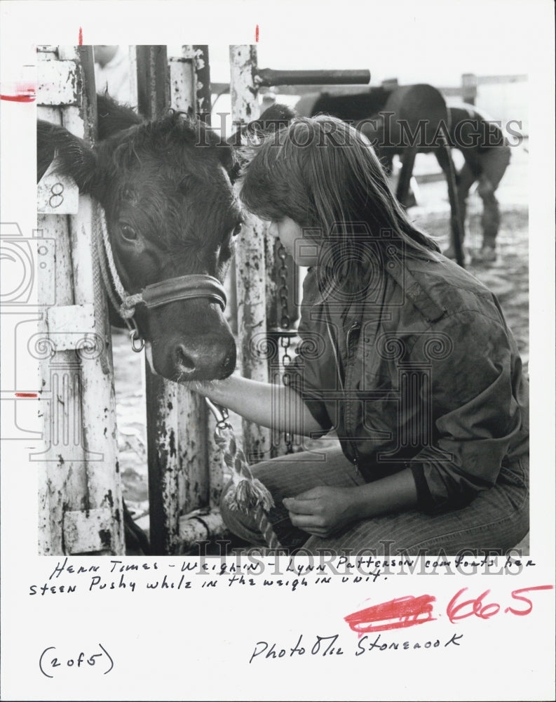 Press Photo Lynn Patterson and her cow Pushy. - Historic Images