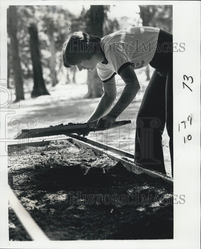 1978 Vickie Spies of Royal Earthworms Inc. - Historic Images