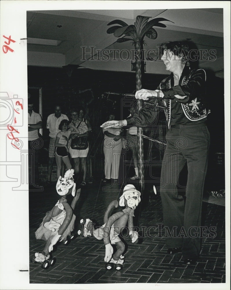 1980 Press Photo Gordon Bennett Puppeteer Circus Hall of Fame - Historic Images