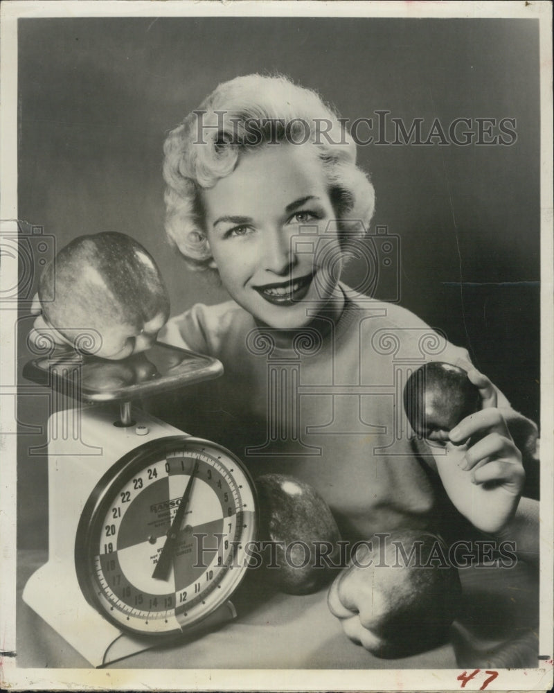 1947 Press Photo Woman weighs Apples - RSG58485 - Historic Images