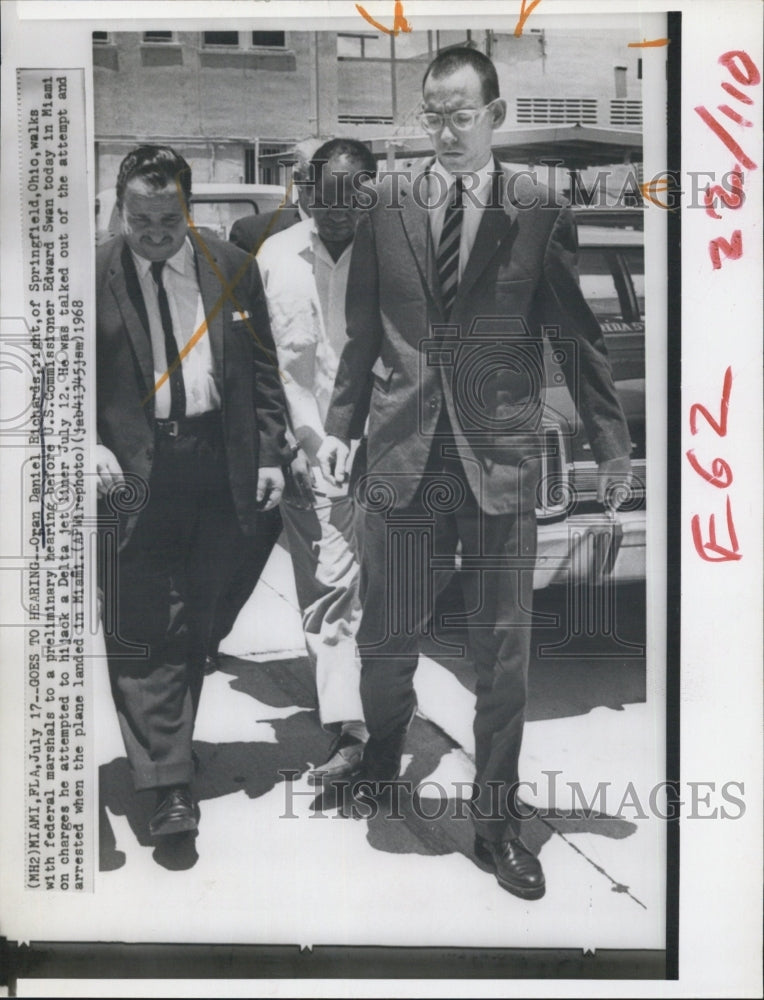 1968 Oran Daniel Richards goes to hearing with federal marshals - Historic Images