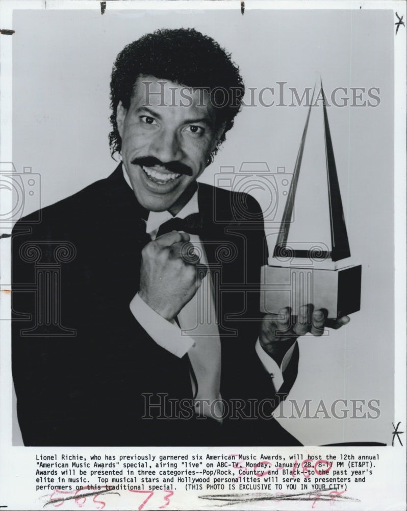 1985 Press Photo Lionel Richie hosts "Americas Music Awards" - Historic Images
