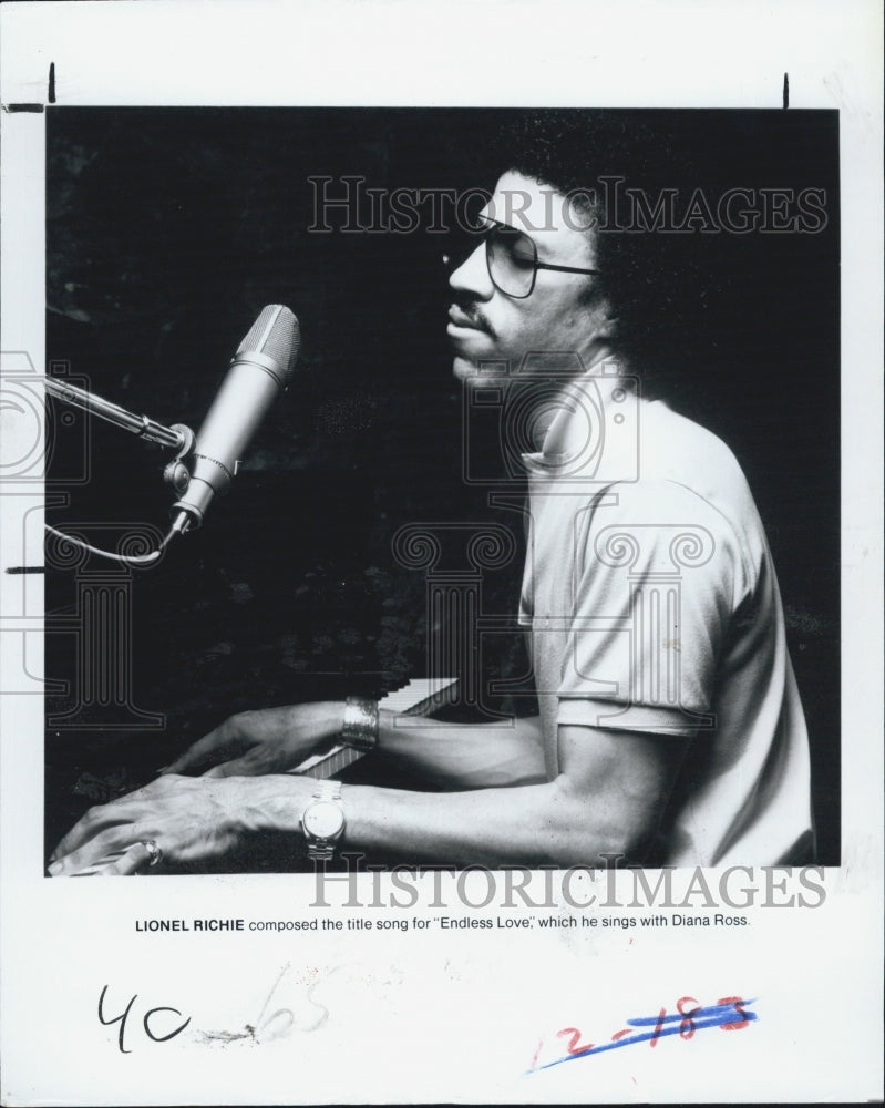 1981 Press Photo Lionel Richie playing a piano and singing endless love - Historic Images
