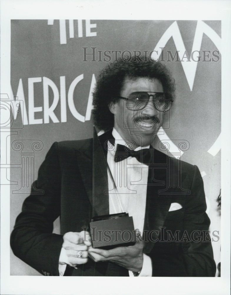 1984 Press Photo Lionel Richie hosting The American Music Awards - Historic Images