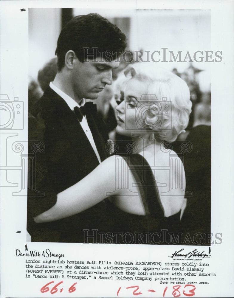 1985 Press Photo Miranda Richardson and Rupert Everett in "Dance with a Stranger - Historic Images