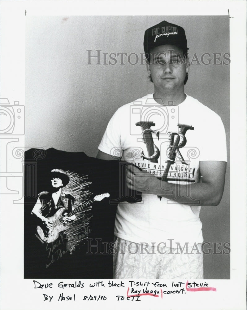 1990 Press Photo Dave Geralds with t-shirt of Stevie Ray Vaugha from concert - Historic Images