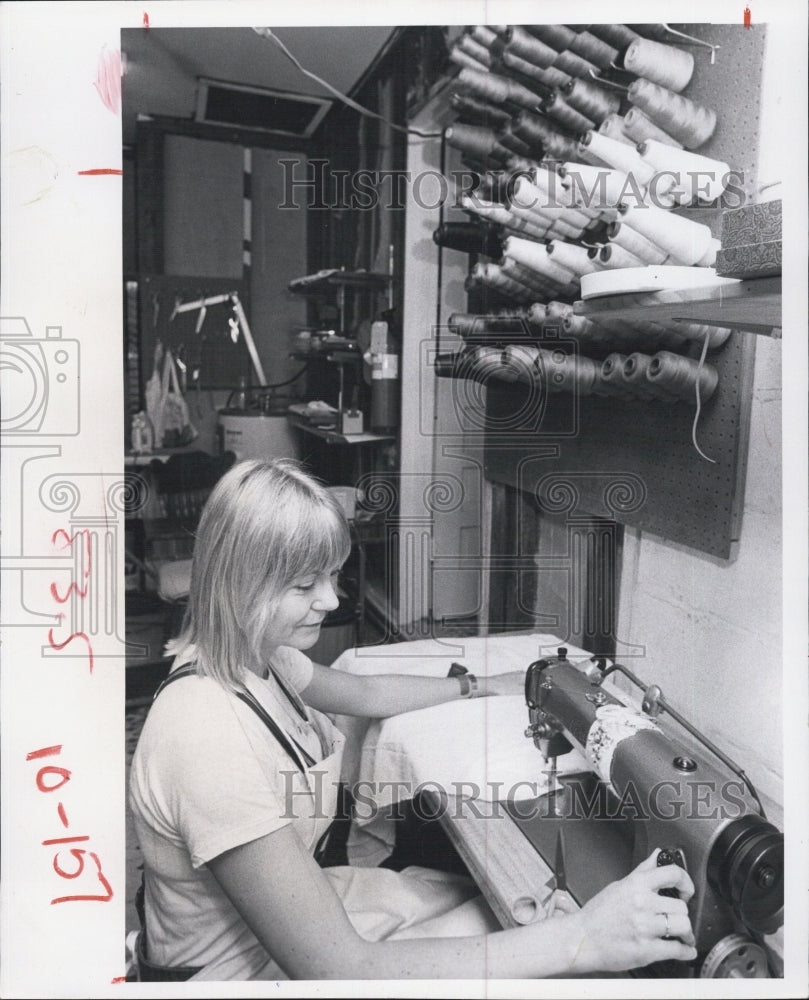 1983 Press Photo Jamie Paton Fashion Clothing Designer Workshop St. Petersburg - Historic Images