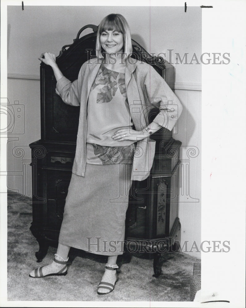 1984 Press Photo Designer Jamie Paton Linen Womens Suit 80s Fashion Clothing - Historic Images