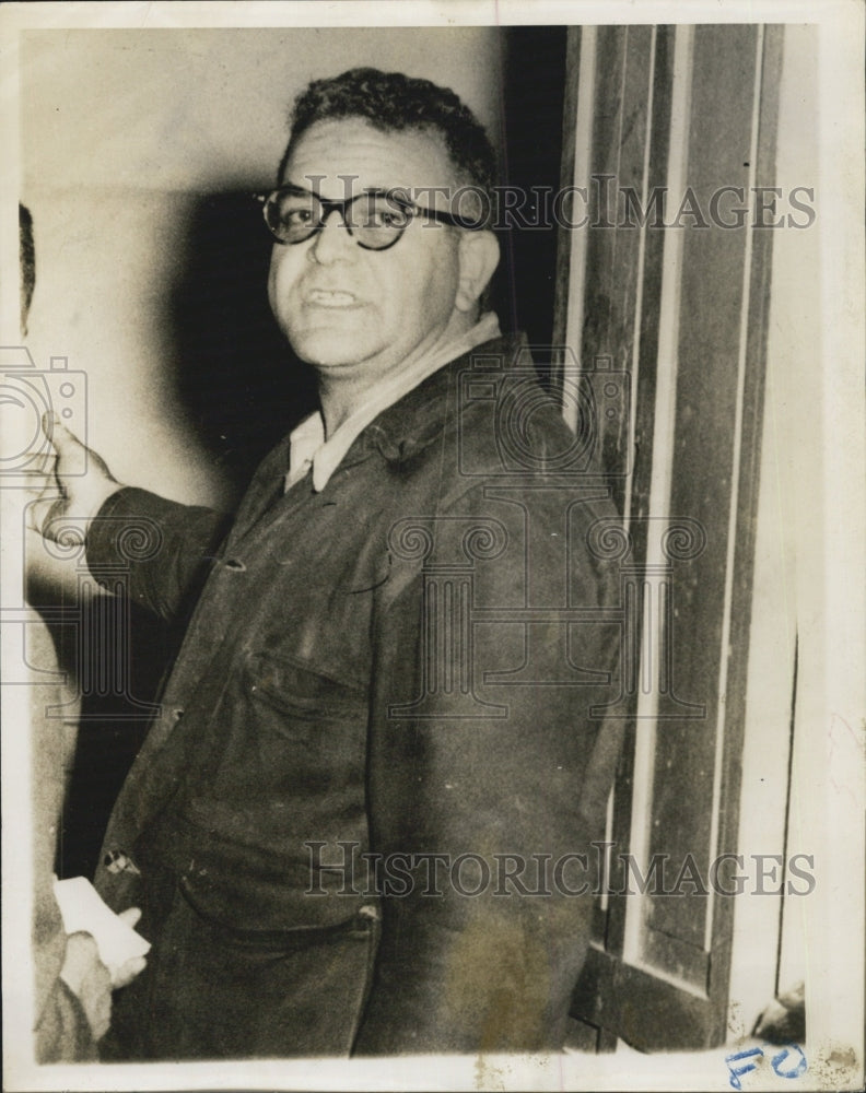 Press Photo Trotsky Murderer Jacques Mornard Entering Room - Historic Images