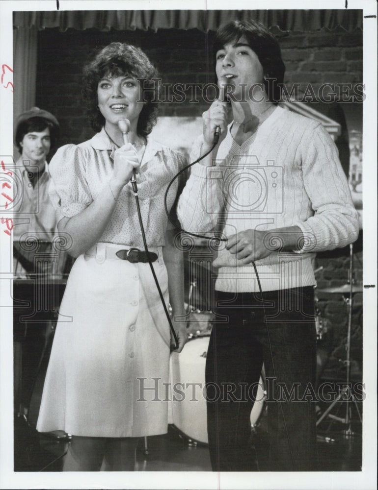 1982 Press Photo Erin Moran and Scott Baio in &quot;Joanie Loves Chachi&quot; - Historic Images
