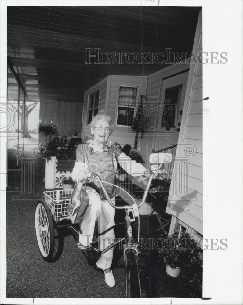 1989 Press Photo 99 Year Old Woman Stella Dixon Riding Bicycle St Petersburg - Historic Images