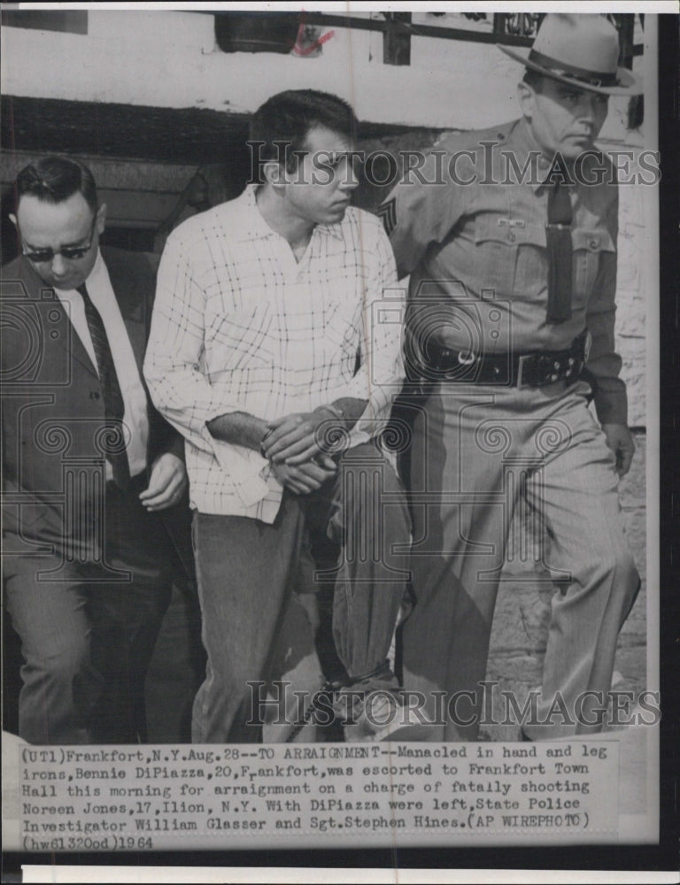 1964 Press Photo Murder Suspect Bennie DiPiazza Police Escort Arraignment Trial - Historic Images