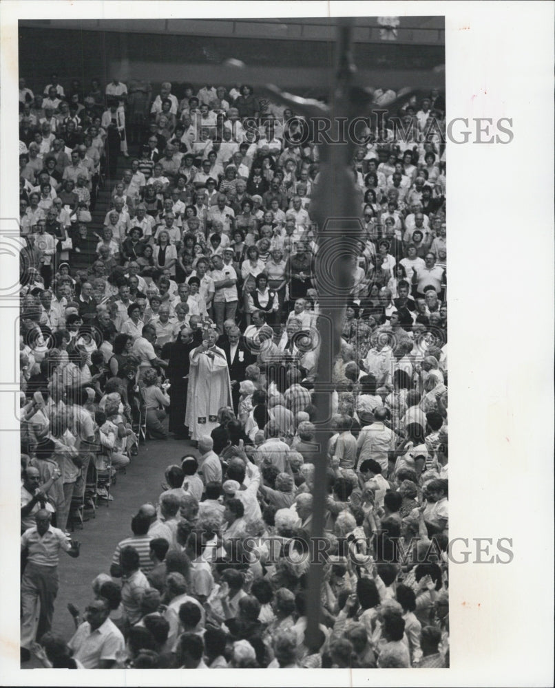 1984 Press Photo Father Ralph Di Orio Talks To Believers Of His Gift Of Healing - Historic Images