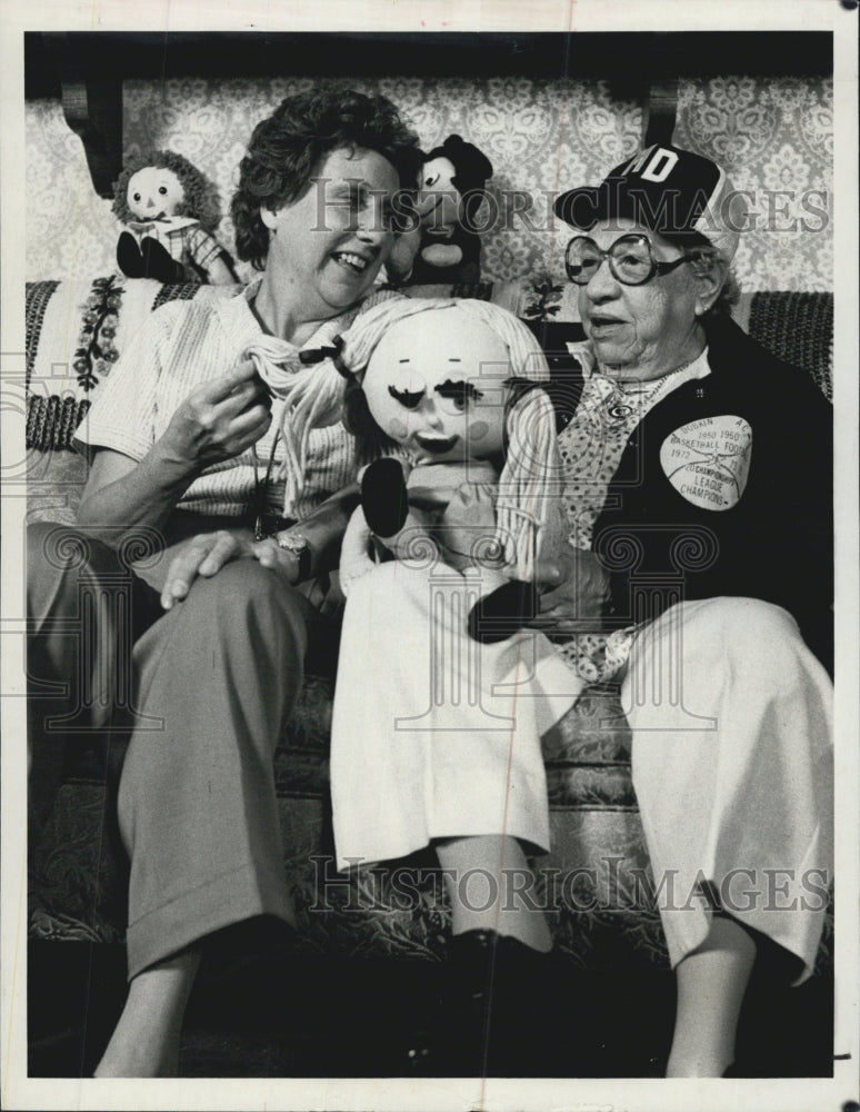1979 Press Photo Actress Jean Stapleton &amp; Mary Dobkin &quot;Hallmark Fame Aunt Mary&quot; - Historic Images